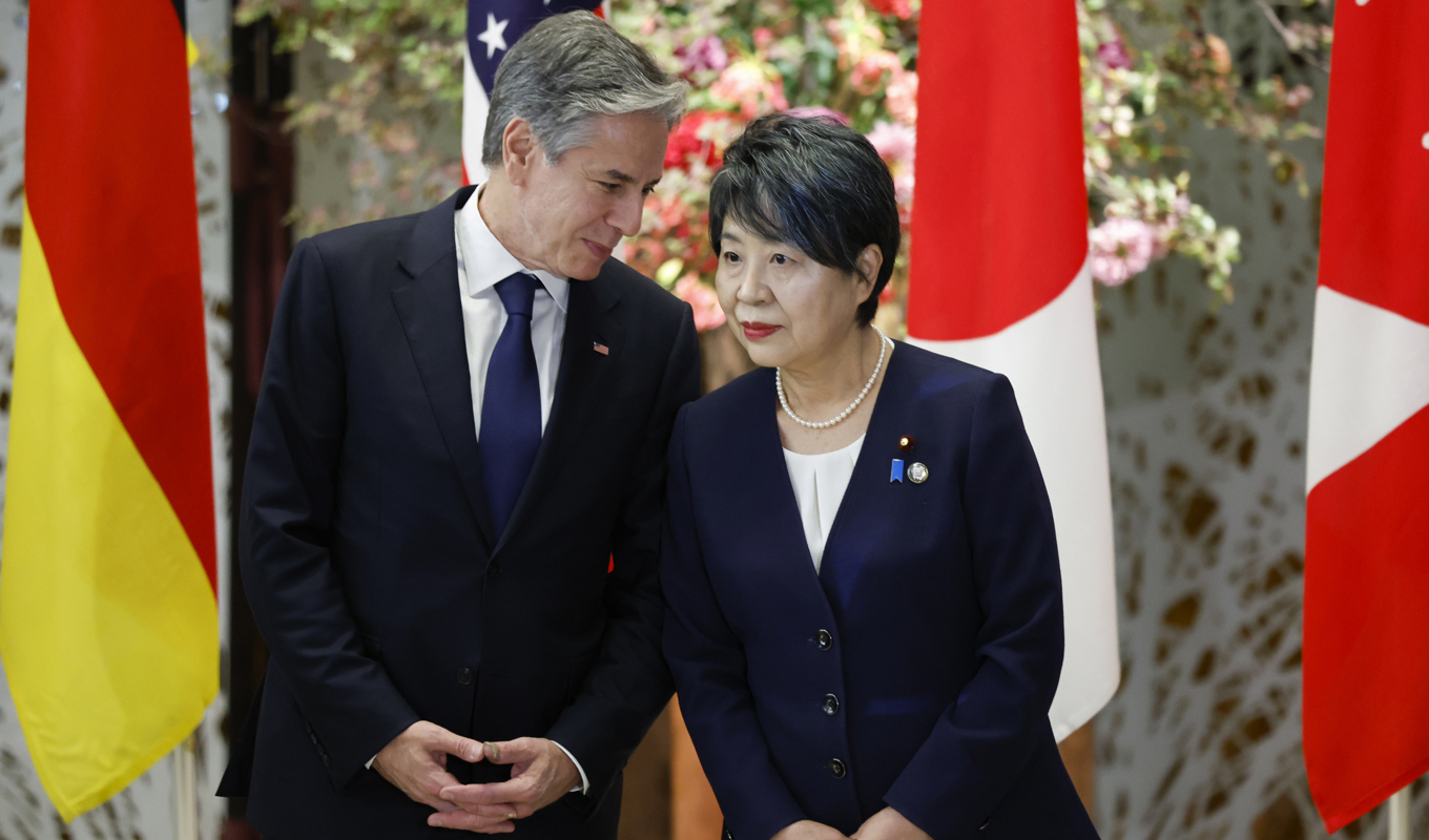 USA:s utrikesminister Antony Blinken med sin japanska kollega Yoko Kamikawa, i samband med G7-ländernas utrikesministermöte i Tokyo på onsdagen. Foto: Jonathan Ernst/AP/TT