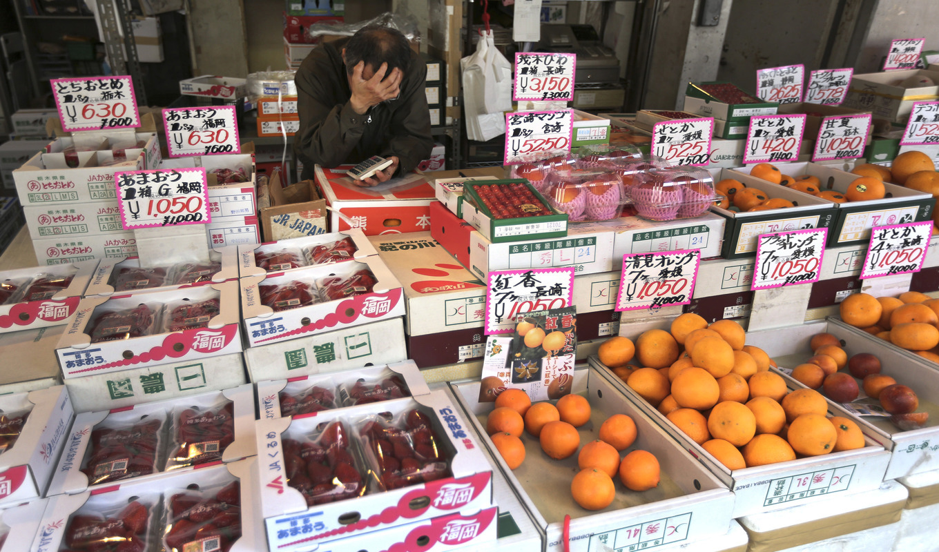 Prisfallen i Kina sker i samband med att konsumenternas och företagens efterfrågan försvagats. Arkivbild. Foto: Eugene Hoshiko/AP/TT