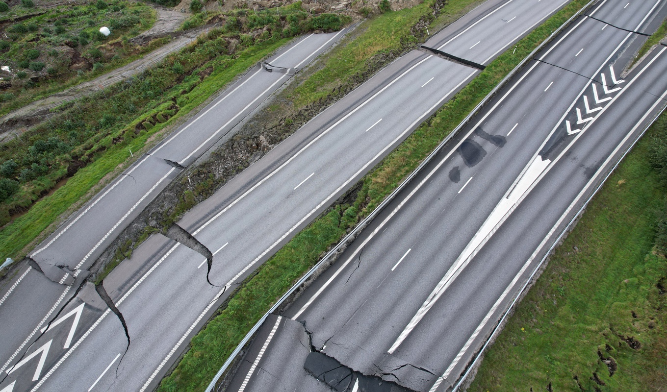 Det stora jordskredet inträffade natten mot den 23 september och ledde till omfattande skador på vägbanan och närliggande byggnader. Foto: Hanna Brunlöf Windell/TT