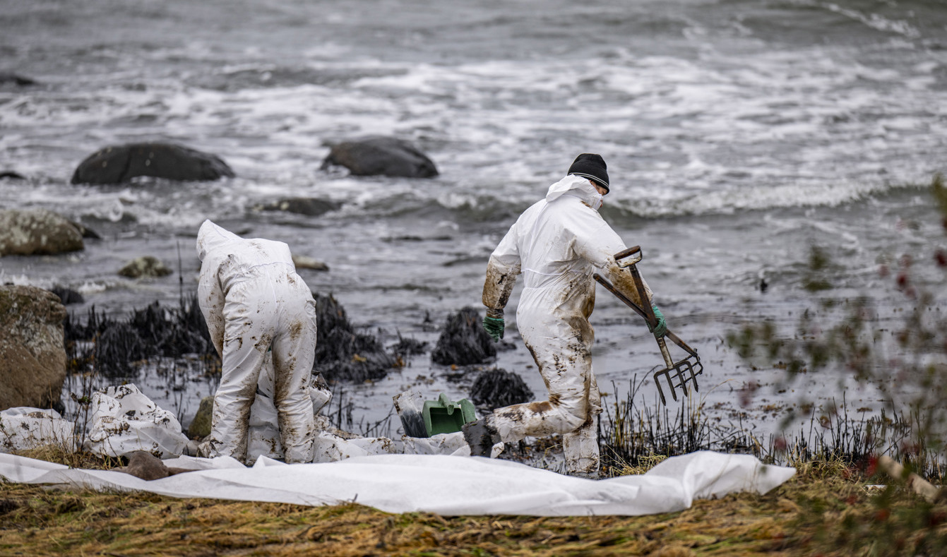 Cirka tio ton utsläppt olja bedöms finnas kvar i havet efter Marco Polos grundstötningar, så saneringsarbetet fortsätter. Arkivbild. Foto: Johan Nilsson/TT