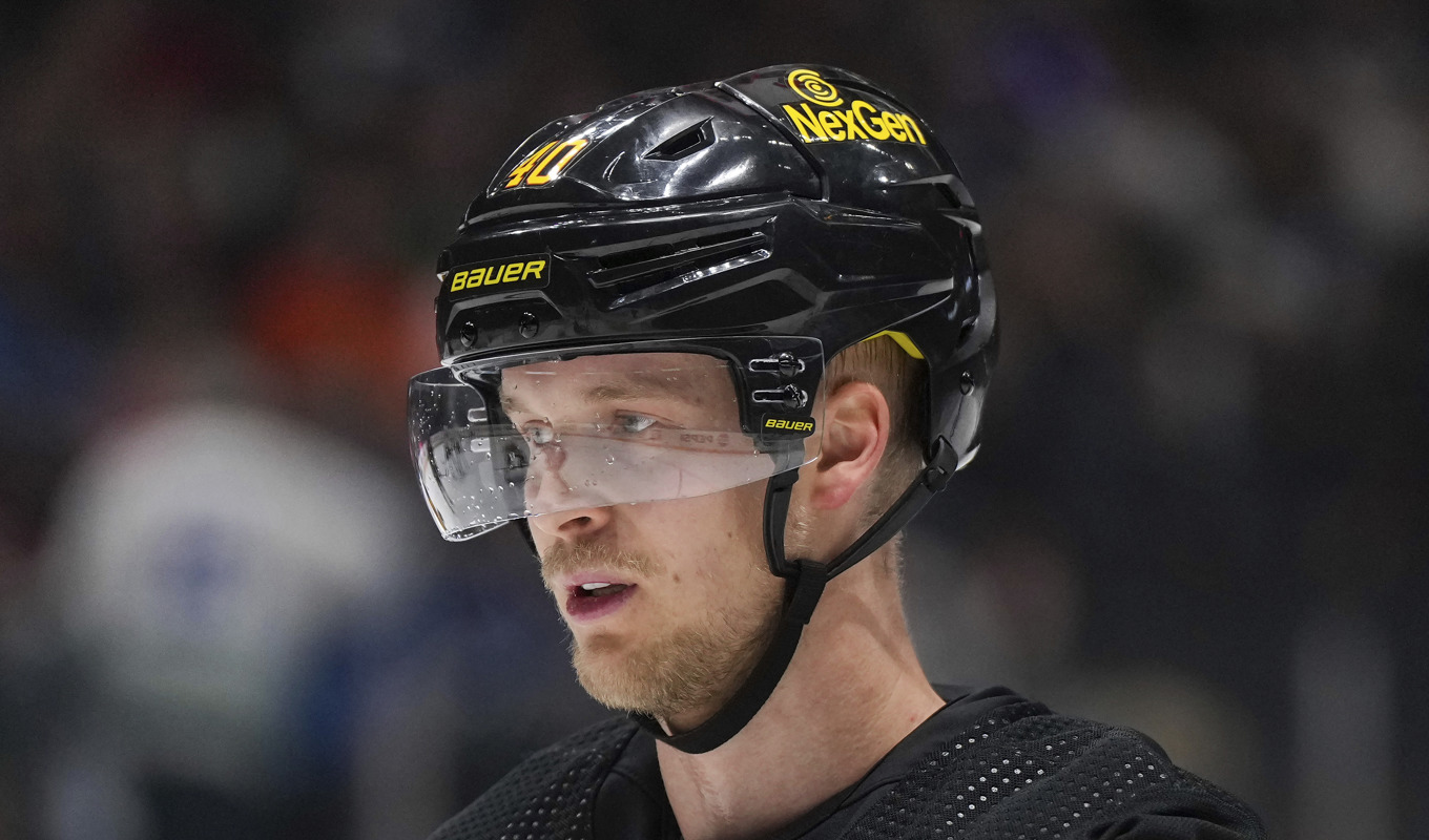 Vancouvers svenske center Elias Pettersson tänker hålla sig kvar i täten av NHL:s poängliga. I matchen mot Ottawa blev det tre nya, ett mål och två assist, när Vancouver vann med 5–2. Arkivbild. Foto: Darryl Dyck/AP/TT