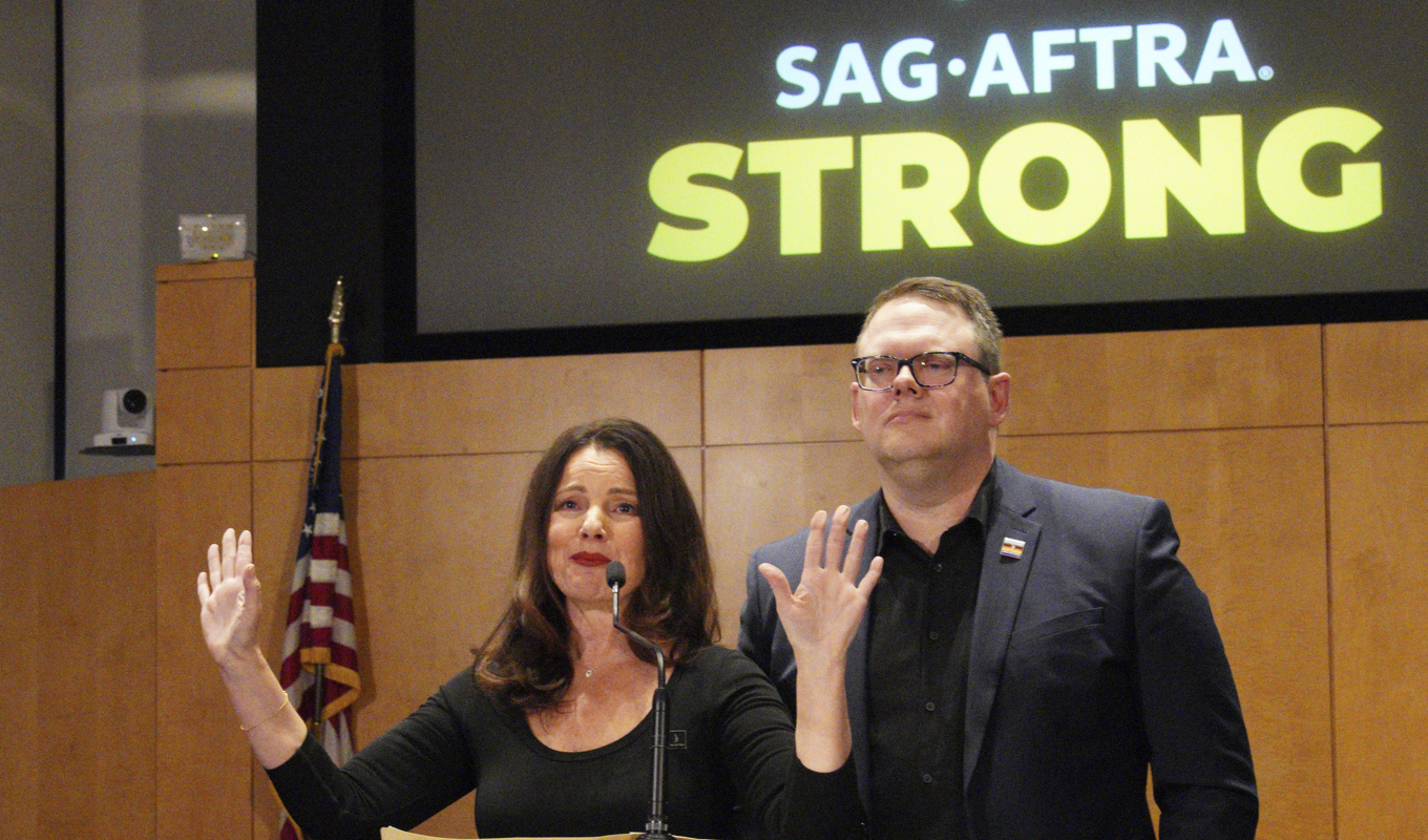 Fackförbundet Sag-Aftras ordförande Fran Drescher och chefsförhandlare Duncan Crabtree-Ireland förklarar det nya avtalet med arbetsgivarna. Foto: Richard Vogel/AP/TT