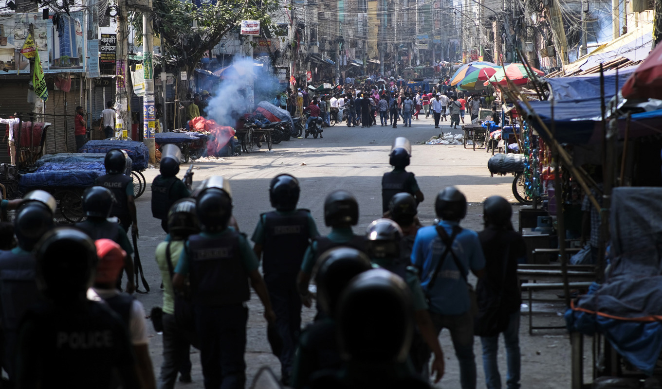 Polisen skjuter tårgas mot strejkande arbetare i Bangladesh tidigare i november. Foto: Mahmud Hossain Opu/AP/TT