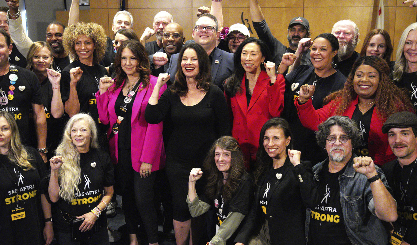 Skådespelarfacket Sag-Aftra firar efter att man sagt ja till det nya avtalet på fredagen. Foto: Richard Vogel/AP/TT