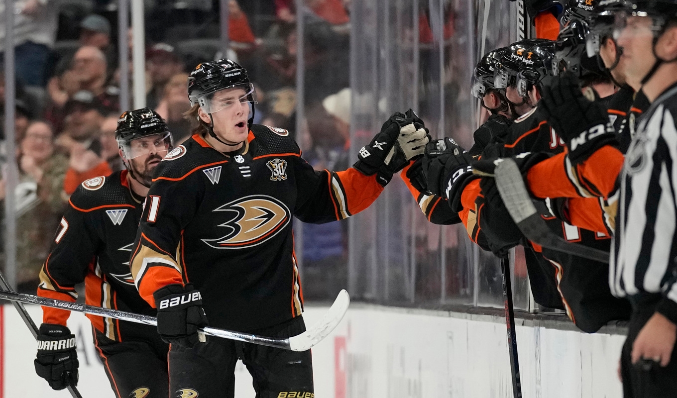 Leo Carlsson firar ett av sina mål mot Philadelphia. Foto: Ashley Landis/AP/TT