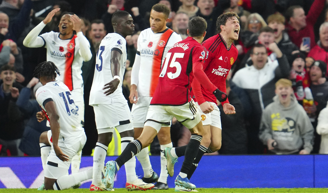 Victor Nilsson Lindelöf, till höger, firar sitt segermål. Foto: Jon Super/AP/TT