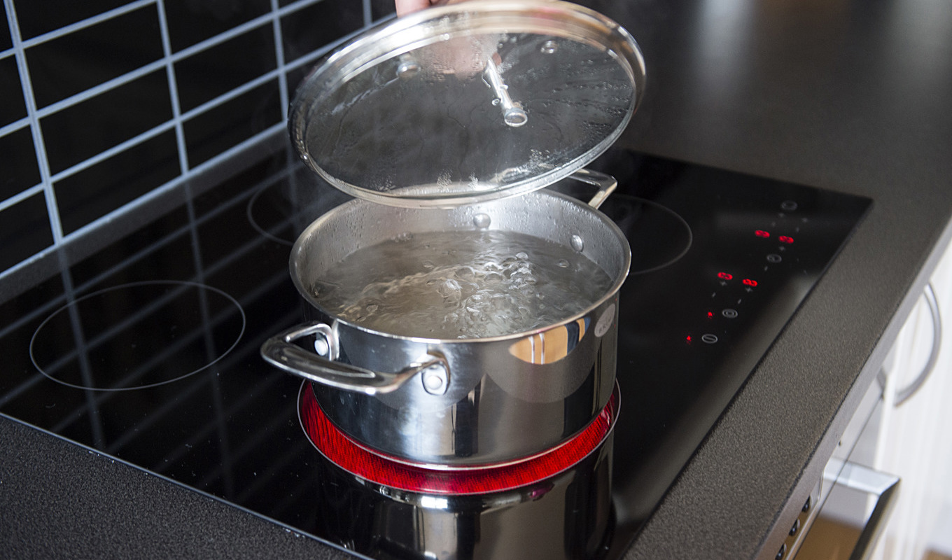 Invånare i Visby med omnejd uppmanas fortsätta koka sitt dricksvatten. Arkivbild. Foto: Marit Hommedal/NTB/TT