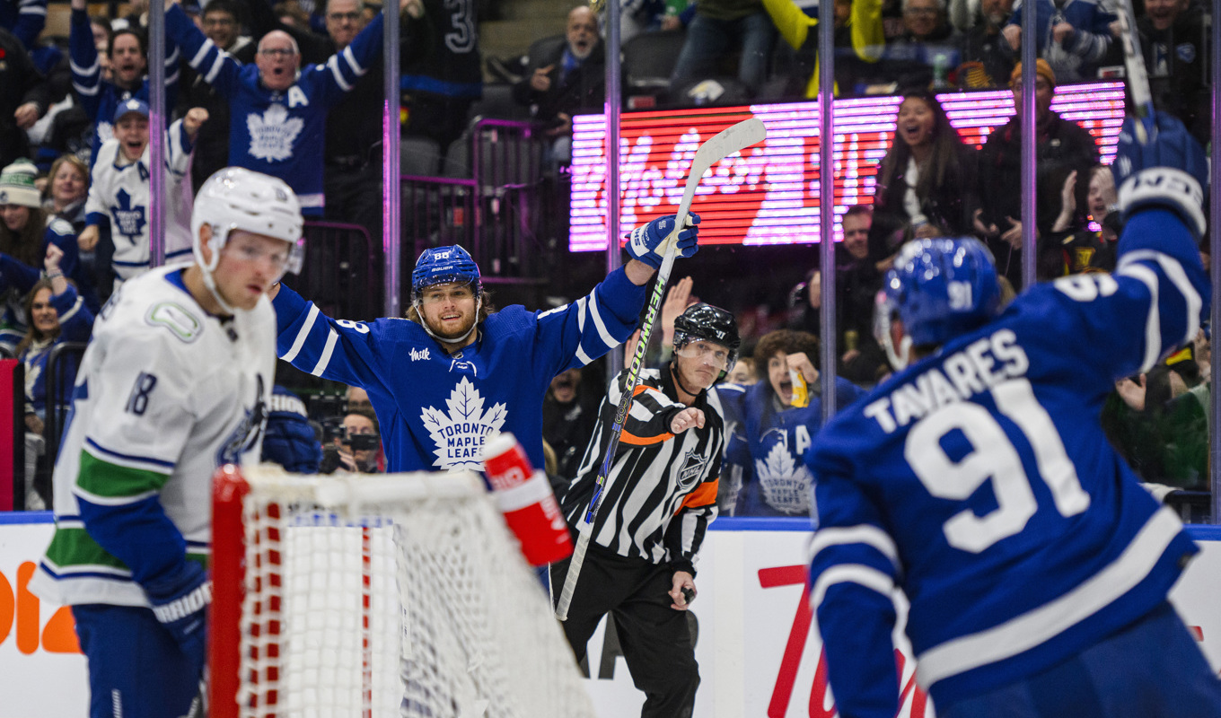 William Nylander firar efter att ha satt 2–2 i mötet med Vancouver. Foto: Christopher Katsarov/AP/TT