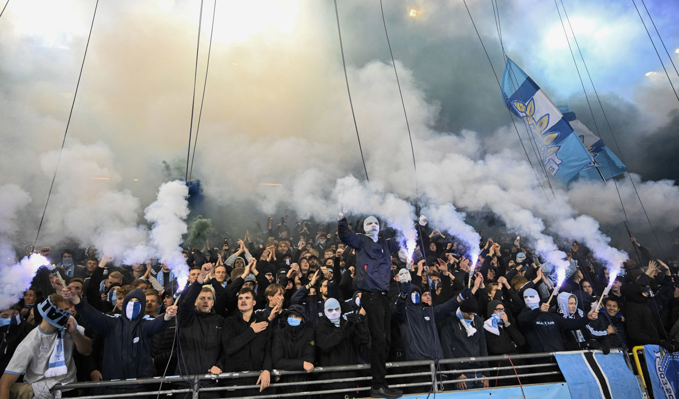 Bengaler i Malmö FF:s klack innan andra halvlek ledde till att guldmatchen mot Elfsborg försenades. Foto: Johan Nilsson/TT
