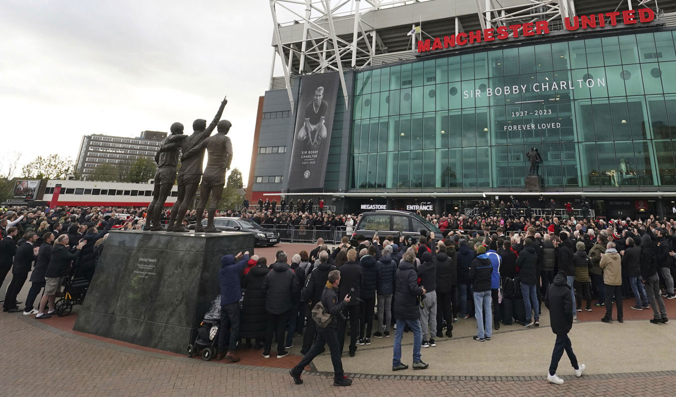 Fotbollslegendaren Bobby Charltons sista resa gick bland annat förbi Manchester Uniteds arena Old Trafford. Foto: David Davies/AP/TT