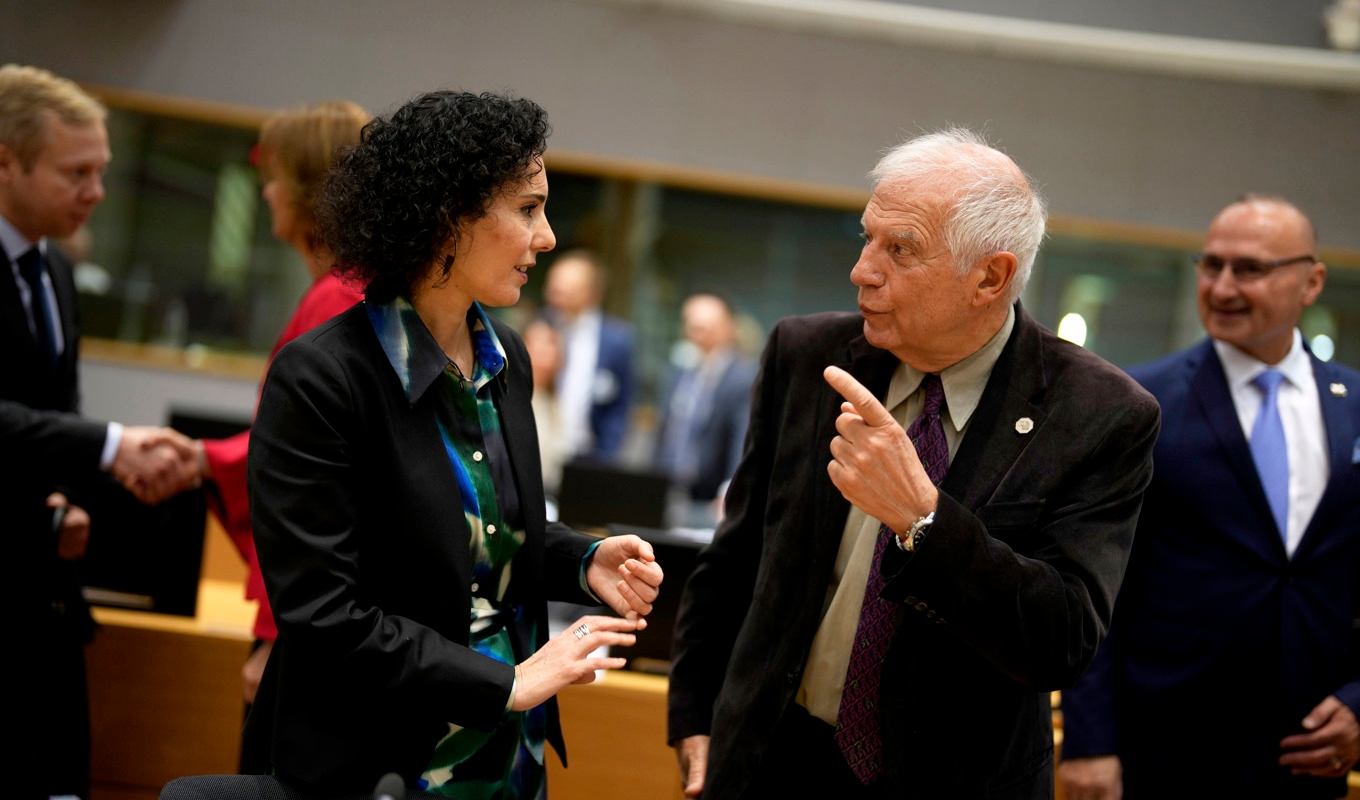 Belgiens utrikesminister Hadja Lahbib och EU:s utrikeschef Josep Borrell vid måndagens EU-möte i Bryssel. Foto: Virginia Mayo/AP/TT