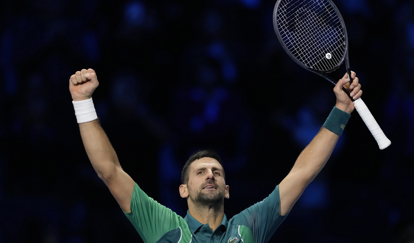 Novak Djokovic firar segern mot Holger Rune i Turin. Foto: Antonio Calanni/AP/TT