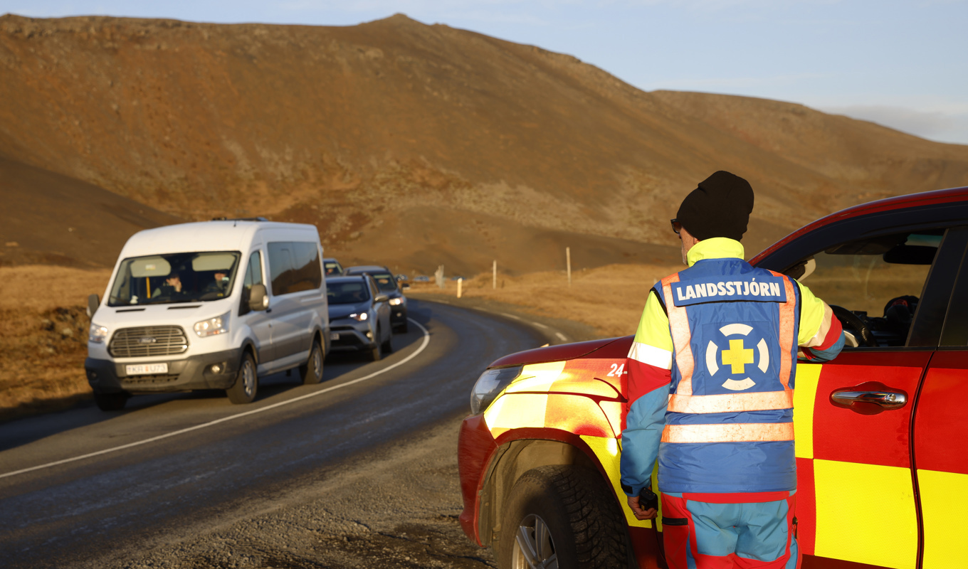 Räddningstjänsten kontrollerar in- och utpasserande till Grindavik under måndagen. Foto: Brynjar Gunnarsson/AP/TT