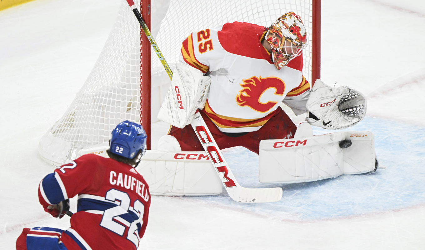 Jacob Markstrom räddar ett skott från Montreals Cole Caufield under anttens match. Foto: Graham Hughes/AP/TT