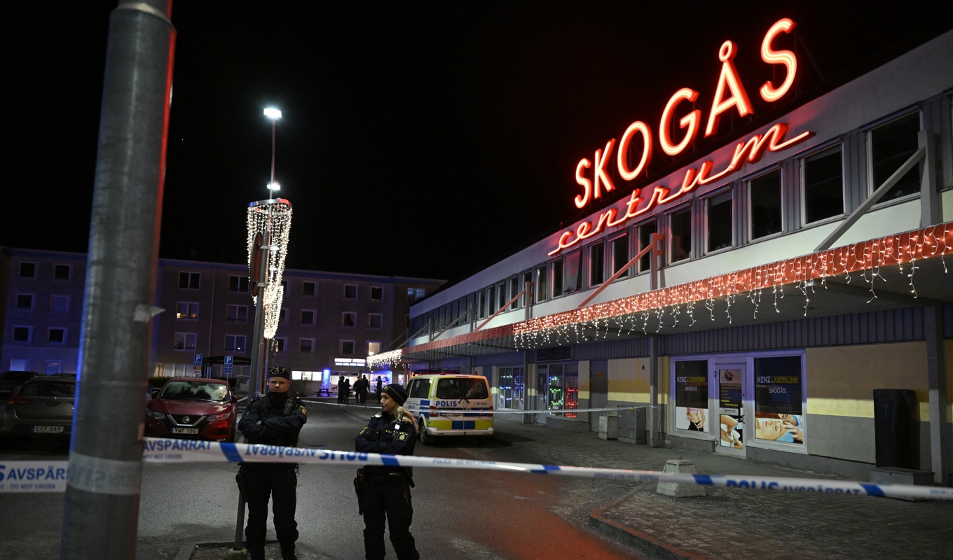 Polisavspärrningar vid Skogås centrum efter mordet den 28 januari i år. Foto: Jessica Gow/TT