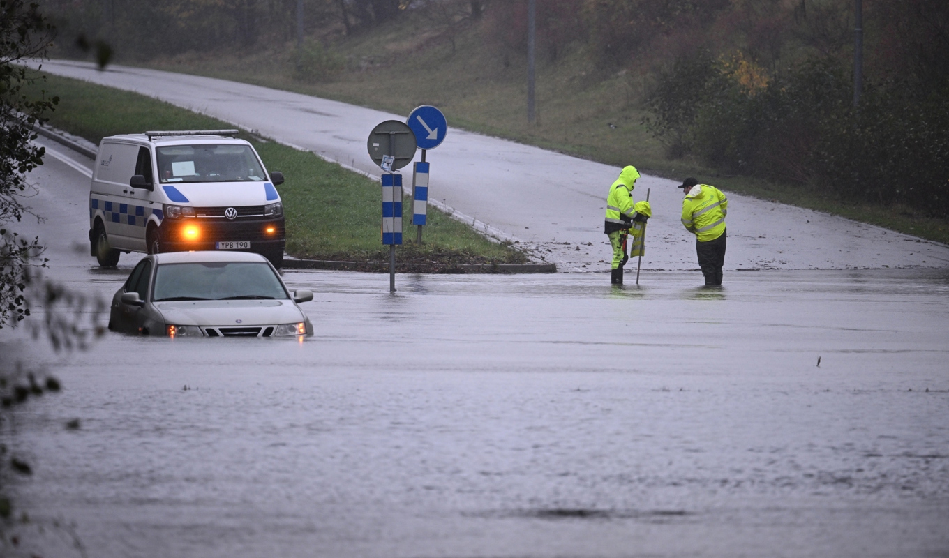 Flera fordon fastnade i vattnet på den översvämmade Kronetorpsvägen under E22 i Arlöv under torsdagsmorgonen. Foto: Johan Nilsson/TT