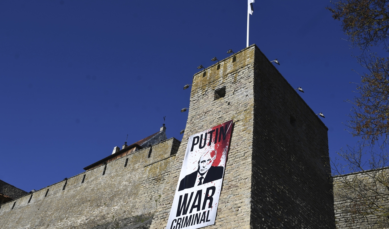En affisch på slottet i Narva vid gränsen till Ryssland. Arkivbild. Foto: AP/TT