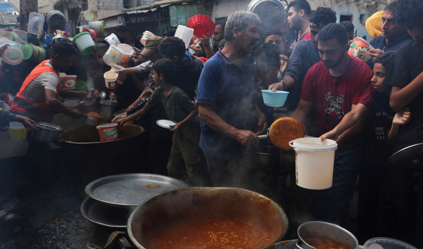 Palestinier får mat i gränsorten Rafah. Bilden togs i början av veckan. Foto: Hatem Ali/AP/TT