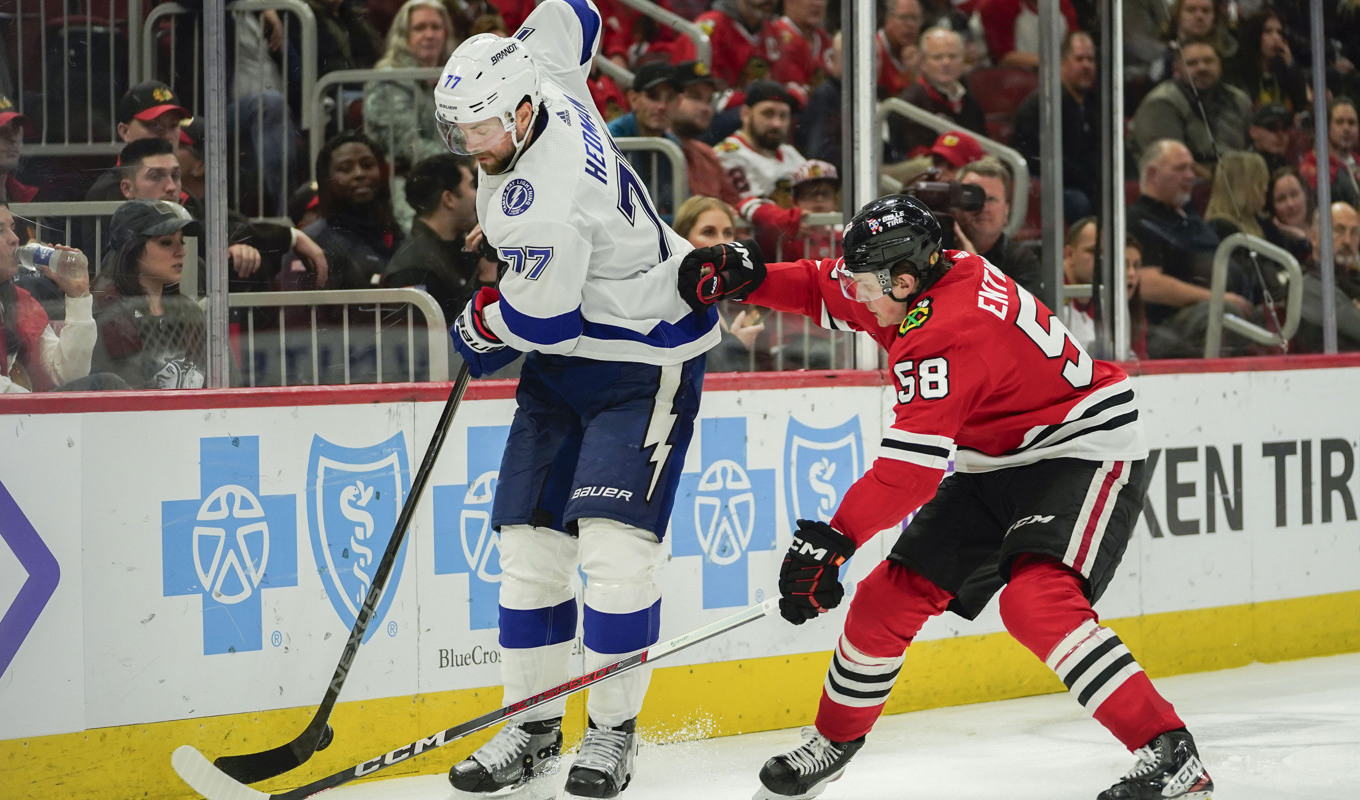 Tampa Bays svenske back Viktor Hedman ligger delad trea i backarnas poängliga och stod för ett mål och en assist när Tampa vann mot Chicago på bortalan med 4–2. Foto: Erin Hooley/AP/TT