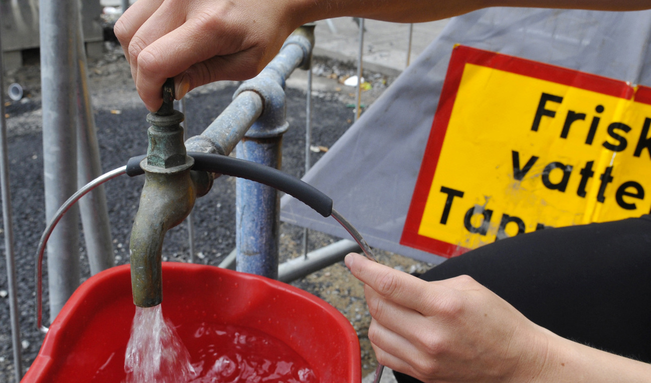 Invånare uppmanas spara vatten på grund av att en stor läcka uppstått i Hälleforsnäs. Arkivbild. Foto: Johan Nilsson/TT