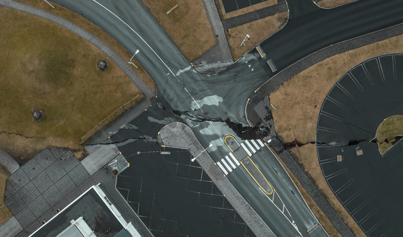 Ett krackelerat landskap, fotograferat med drönare, i den evakuerade staden Grindavík. Bilden är tagen i torsdags. Foto: Björn Steinbekk/AP/TT