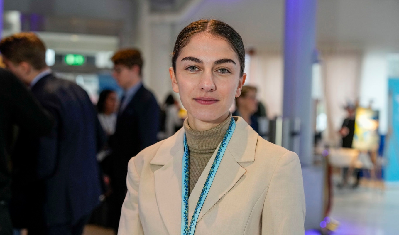 Klimat- och miljöminister Romina Pourmokhtari talade emot ett slöjförbud på Liberalernas landsmöte. Foto: Carolina Byrmo/TT