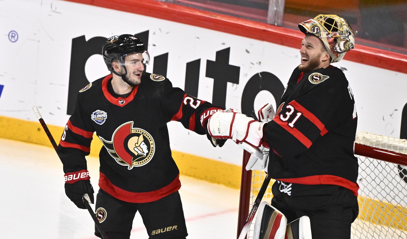 Ottawas målskytt Erik Brännström firar med målvakten Anton Forsberg sedan duon tillsammans fixat ett av målen i NHL-matchen mot Minnesota. Foto: Claudio Bresciani/TT