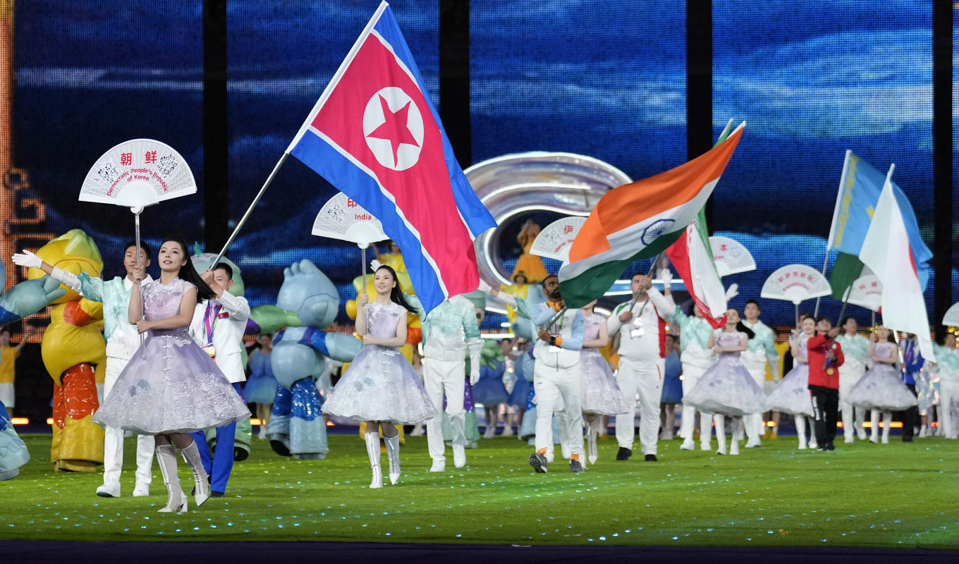 Den nordkoreanska flaggan bärs in vid de asiatiska spelen i oktober. Foto: Lee Jin-man/AP/TT