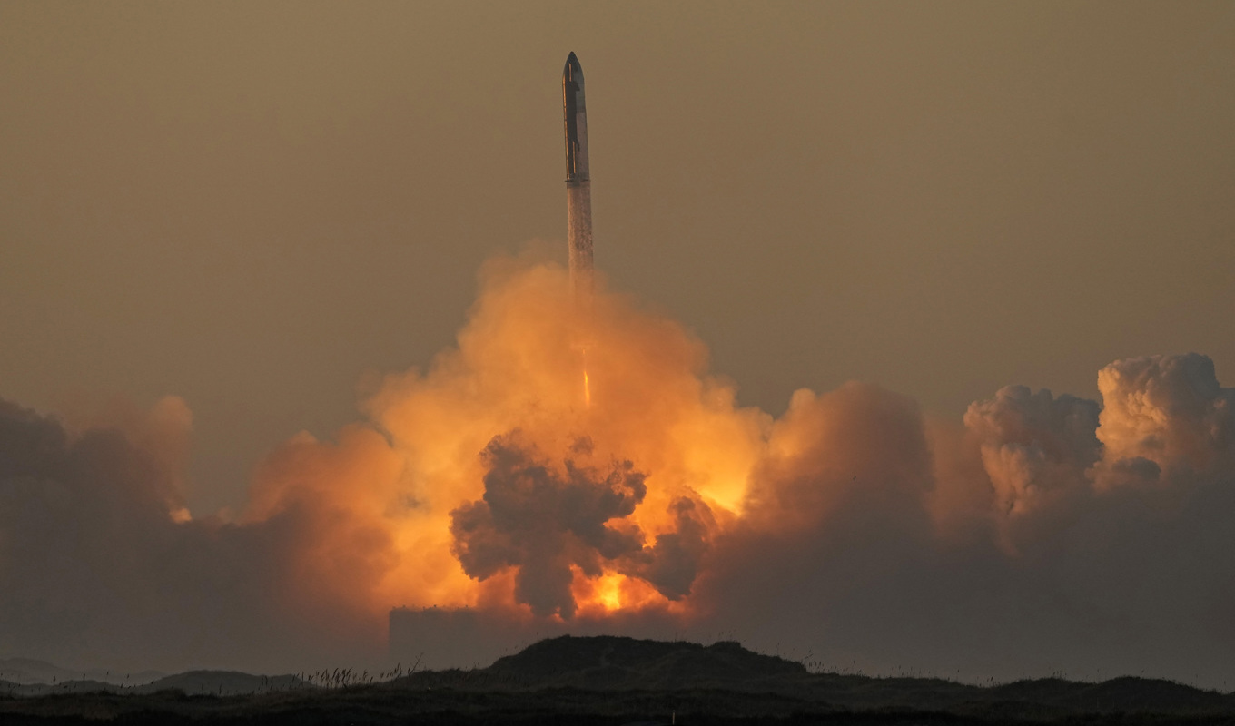 Space X raket vid uppskjutning. Foto: Eric Gay/AP/TT