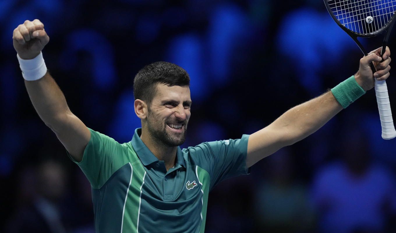 Världsettan Novak Djokovic sträcker armarna i luften efter segern i finalen av ATP-slutspelet. Foto: Antonio Calanni