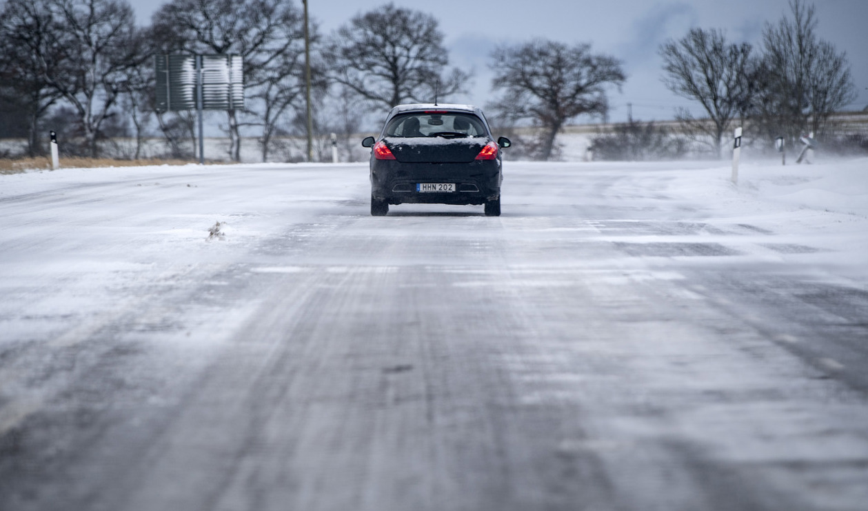 Se upp i trafiken – SMHI varnar för plötslig ishalka i östra Svealand. Arkivbild. Foto: Johan Nilsson/TT