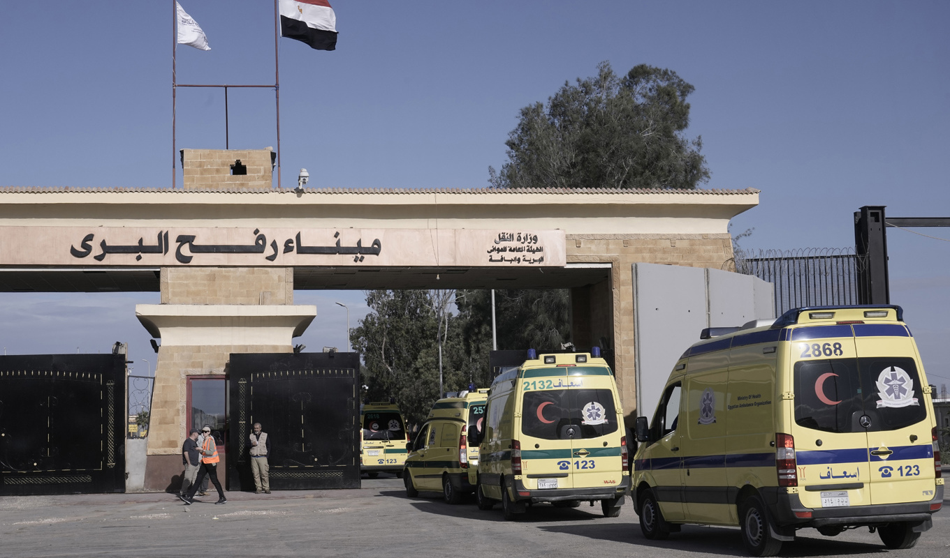 Egyptiska ambulanser korsar gränsövergången vid Rafah. Foto: Amr Nabil/AP/TT
