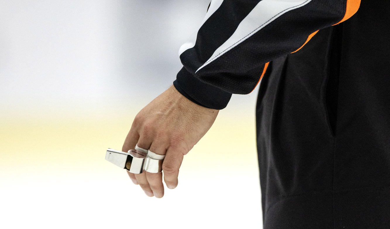 En ishockeydomare från Östergötland bröt armen efter att ha blivit tacklad av en spelare i Vita Hästen. Arkivbild. Foto: Andreas Hillergren/TT