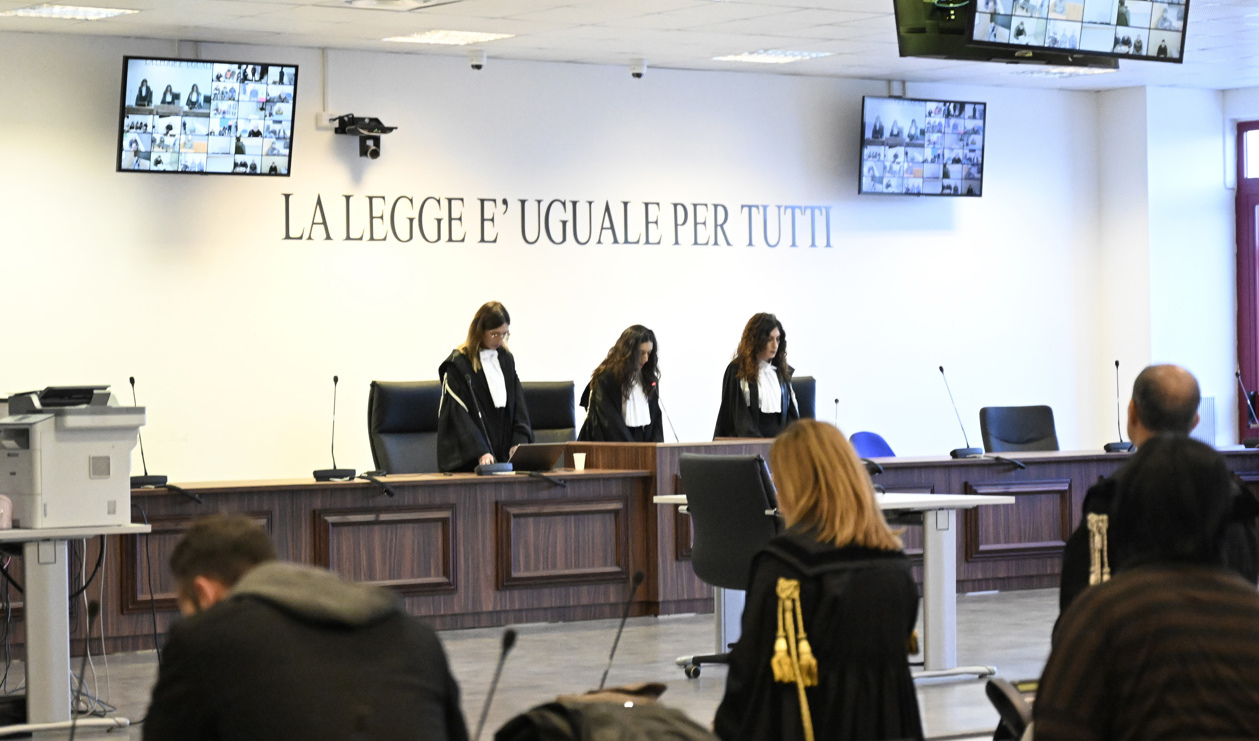 "Lagen är lika för alla". Så lyder texten som målats på väggen i högsäkerhetsbunkern i Lamezia Terme i Kalabrien, där en av Italiens största maffiarättegångar avslutades på måndagen. Foto: Valeria Ferraro/AP/TT