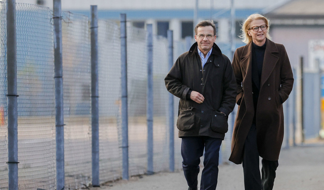 Statsminister Ulf Kristersson (M) och finansminister Elisabeth Svantesson (M) under ett besök hos Tullverket Göteborgs hamn på tisdagen. Foto: Adam Ihse/TT