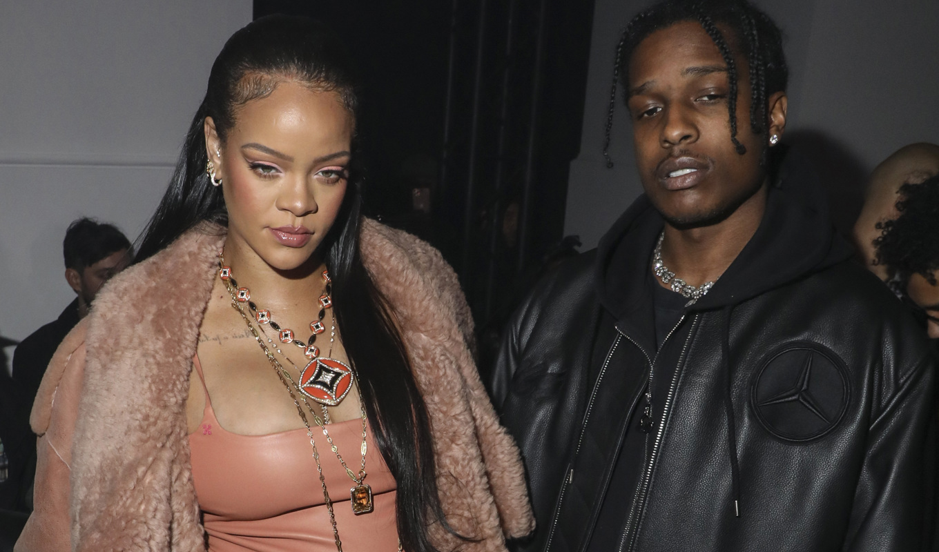 Rapparen Asap Rocky, som har två barn med megastjärnan Rihanna, ska upp i rätten i ett mål som gäller skott mot en tidigare vän ur rapkollektivet Asap för två år sedan. På bilden är Rihanna och Rocky (Rakim Mayers) på modeveckan i Paris i februari 2022. Arkivbild. Foto: Vianney Le Caer/AP/TT