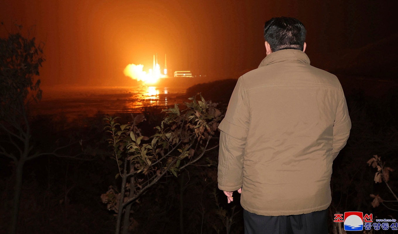 Nordkoreas diktator Kim Jong-Un följer raketuppskjutningen på tisdagen. Bilden kommer från de nordkoreanska mediernas rapportering. Foto: KCNA via AP/TT