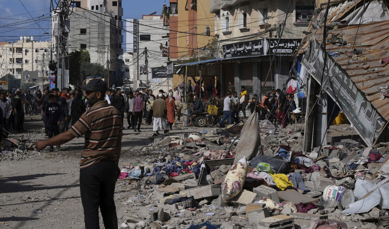 En byggnad i al-Nusayrat, centralt på Gazaremsan, har förstörts i ett israeliskt anfall. Foto: Adil Hana/AP/TT