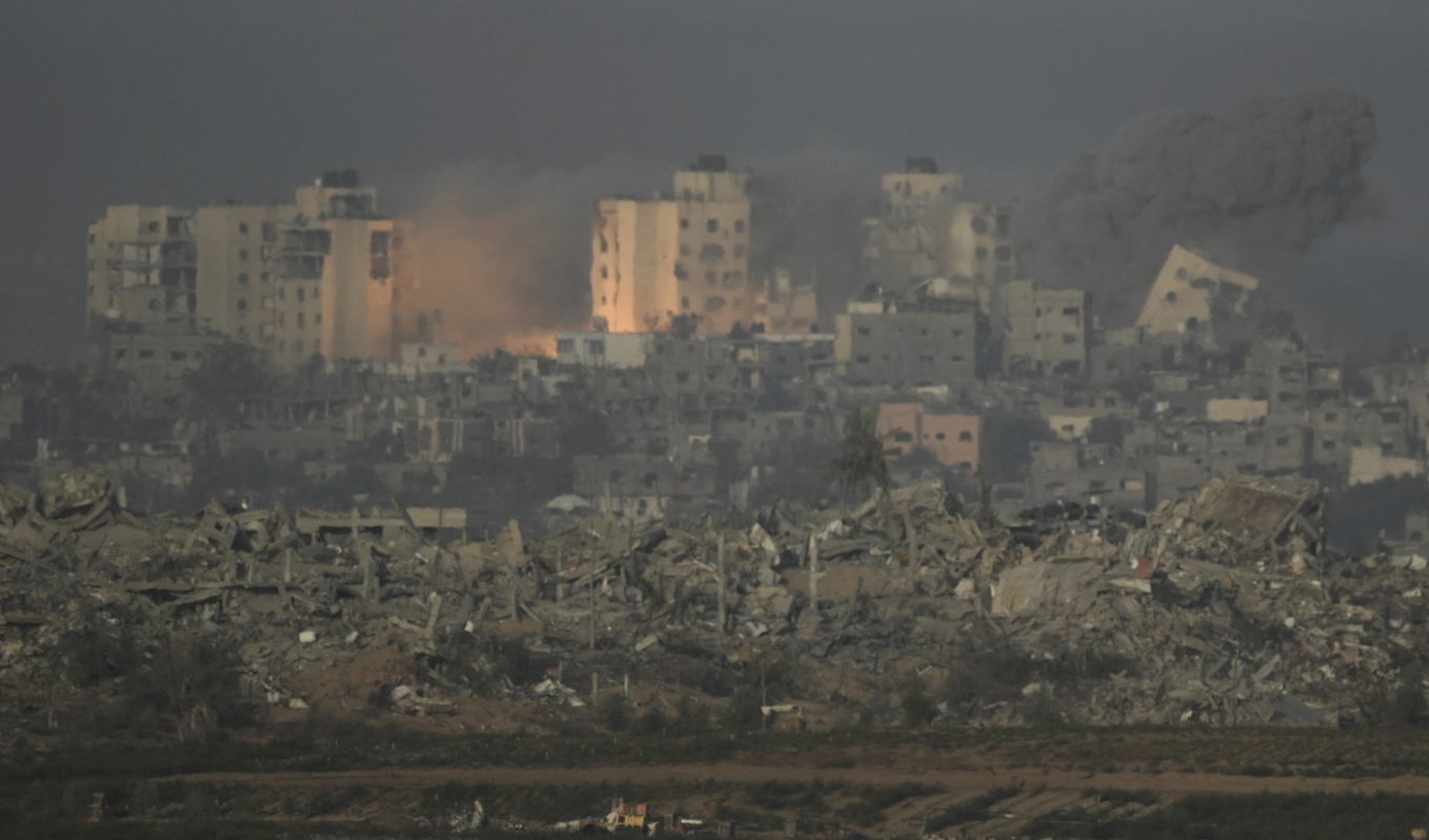 En explosion efter en israeliskt flyganfall i Gazaremsan på torsdagsmorgonen. Bilden är tagen från södra Israel. Foto: Leo Correa/AP/TT