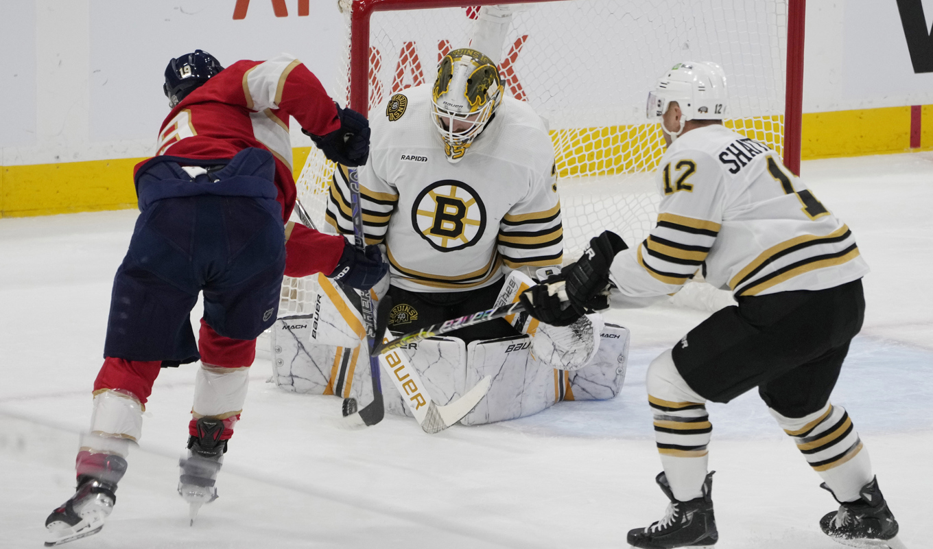 Boston Bruins svenske målvakt Linus Ullmark var i högform under matchen mot Florida natten mot torsdagen. Foto: Marta Lavandier/AP/TT