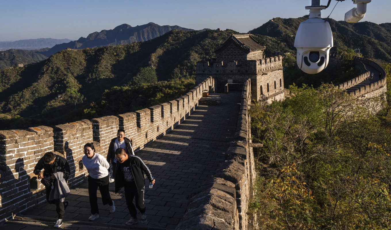 Turister besöker kinesiska muren. Foto: Louise Delmotte/AP/TT
