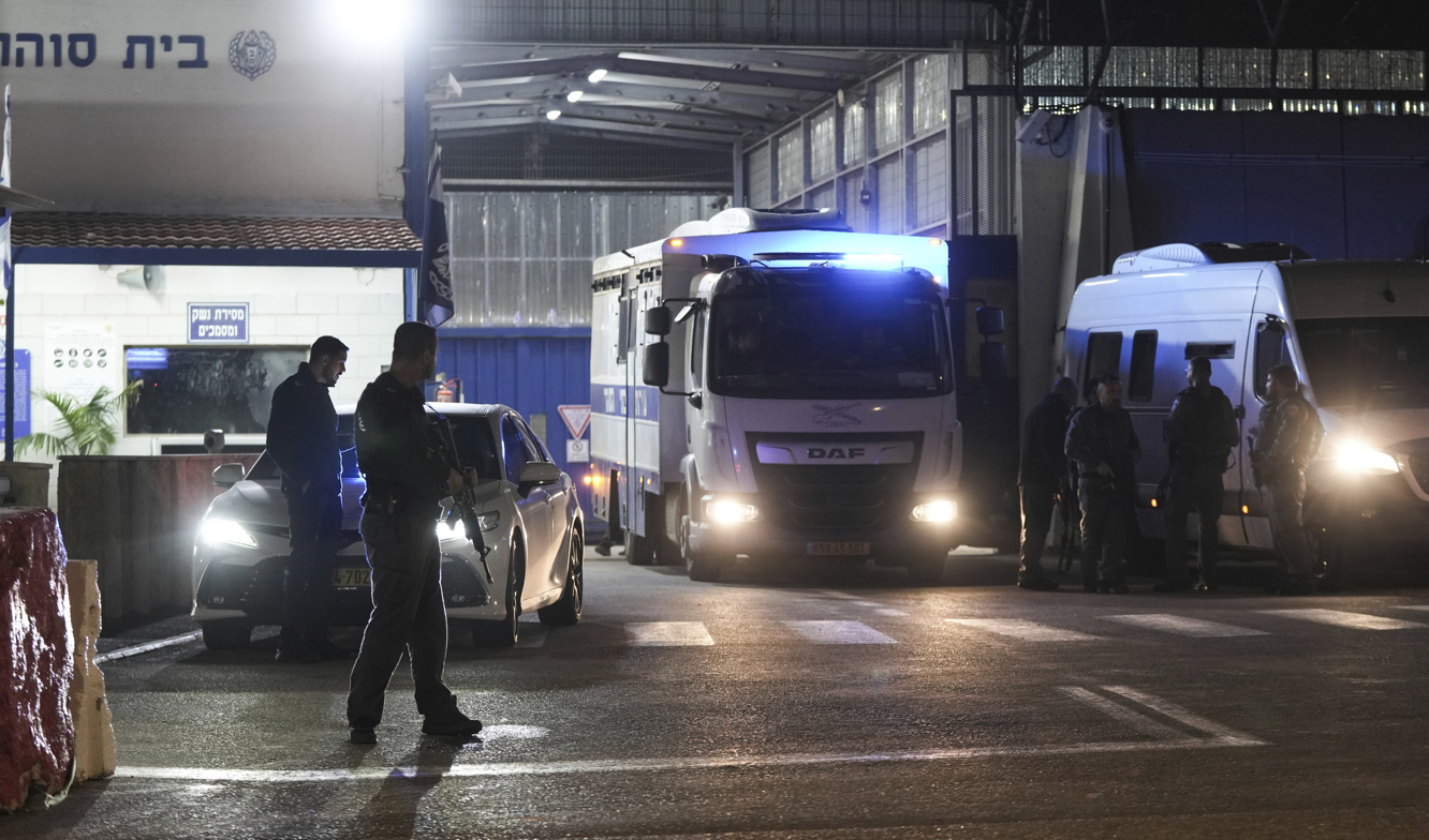 Israelisk fångtransport med palestinier som släppts av israeliska myndigheter ombord. Foto: Mahmoud Illean/AP/TT