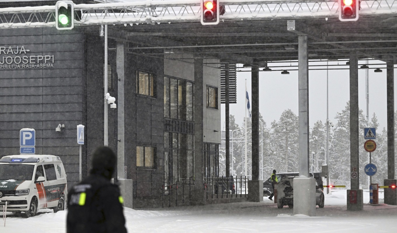 Gränsövergången i Raja-Jooseppi i finländska Lappland är den enda som landet håller öppen mot Ryssland för närvarande. Den här bilden togs på lördagen. Foto: Emmi Korhonen/Lehtikuva via AP/TT