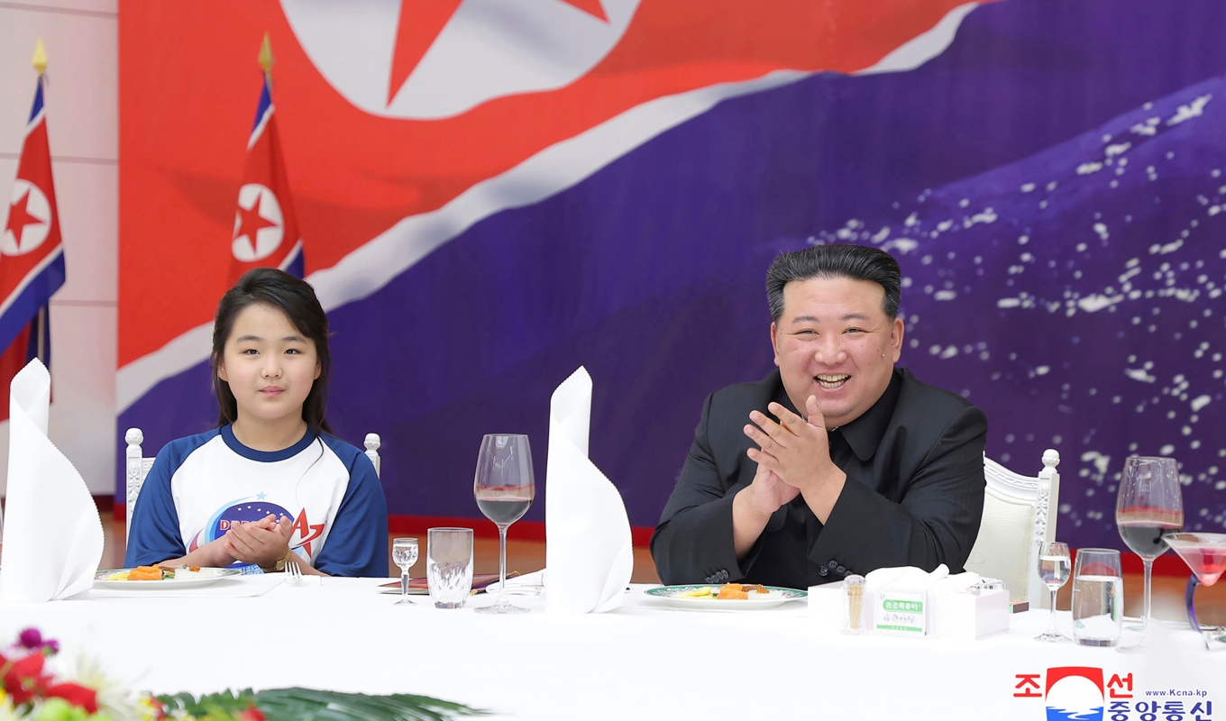 I en bild som skickats ut från Nordkoreas statliga nyhetsbyrå och daterats till 23 november firar diktatorn Kim Jong-Un landets satellituppskjutning tillsammans med sin dotter. Foto: KCNA/AP/TT