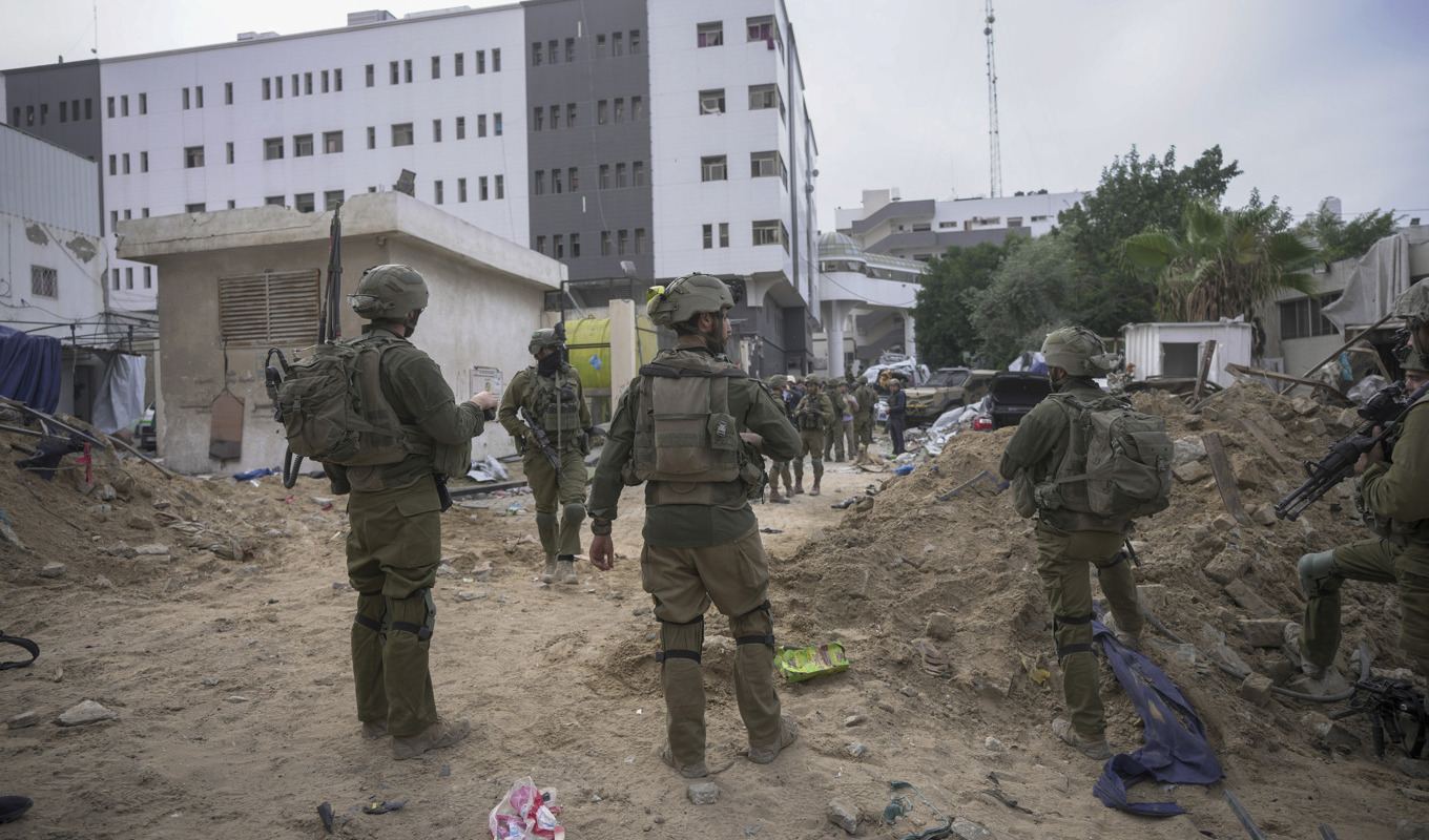 Israeliska soldater utanför Al-Shifa-sjukhuset den 22 november. Foto: Victor R. Caivano/AP/TT