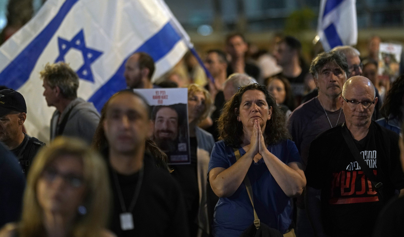 Israeler i väntan på att fler ur gisslan i Gaza ska släppas på lördagskvällen. Foto: Leo Correa/AP/TT