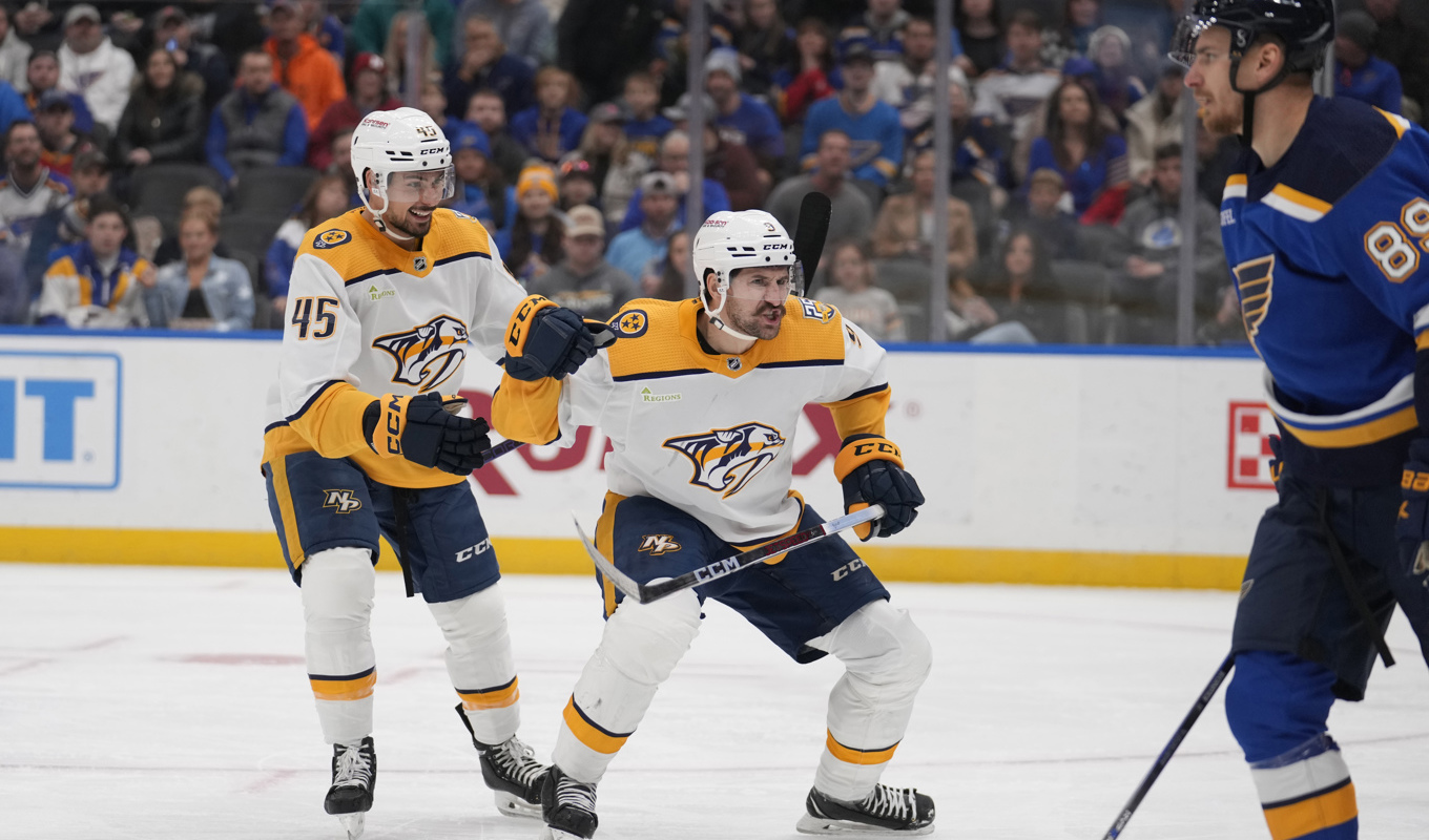 Nashvilles Filip Forsberg, till höger, firar efter att ha gjort mål i första perioden. Foto: Jeff Roberson/AP/TT