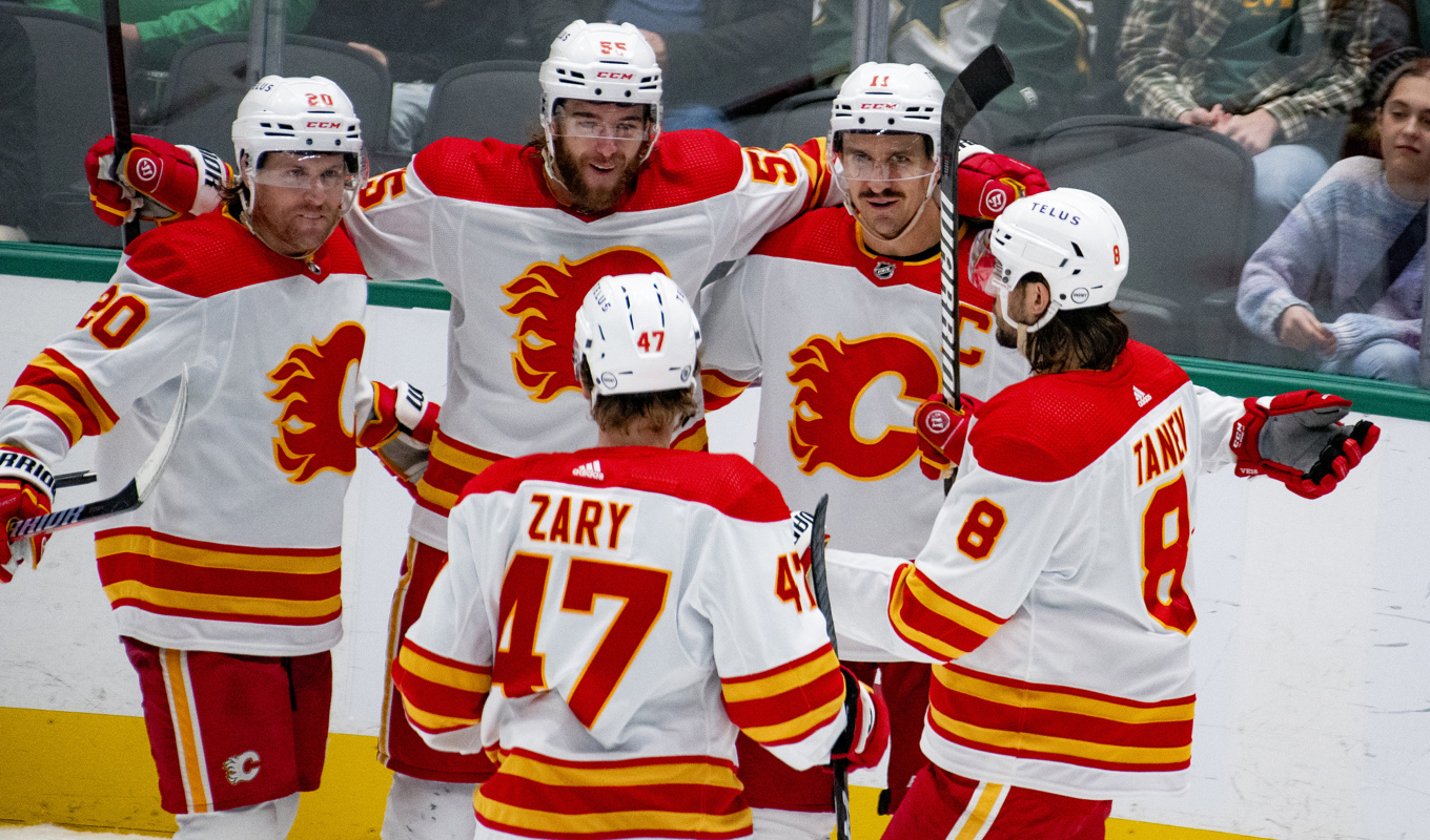 Calgarykamraterna hyllar Mikael Backlund (11) efter ett mål i den tredje perioden. Foto: Emil T. Lippe