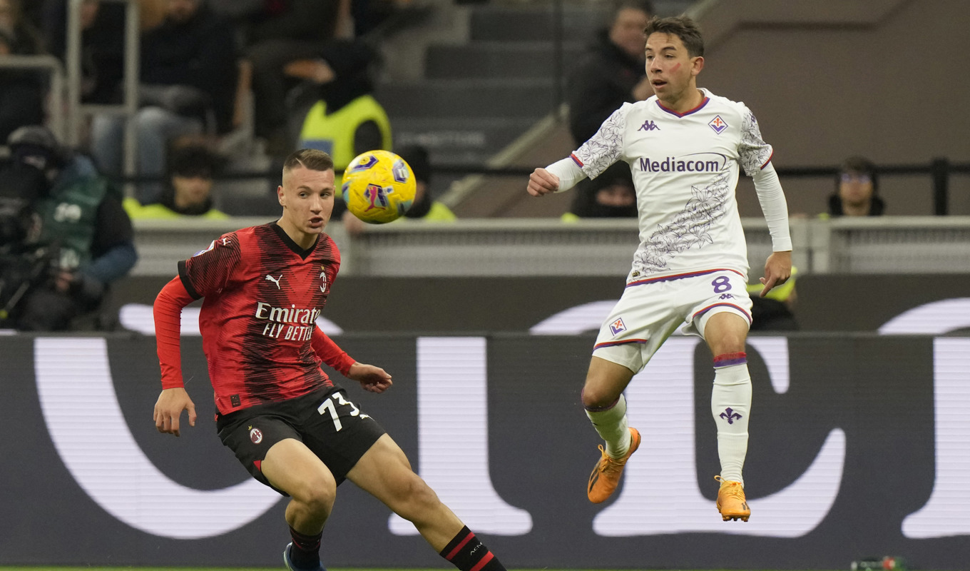 Milans Francesco Camarda, i rödsvart, blev Serie A:s yngste genom tiderna mot Fiorentina. Foto: Luca Bruno/AP/TT