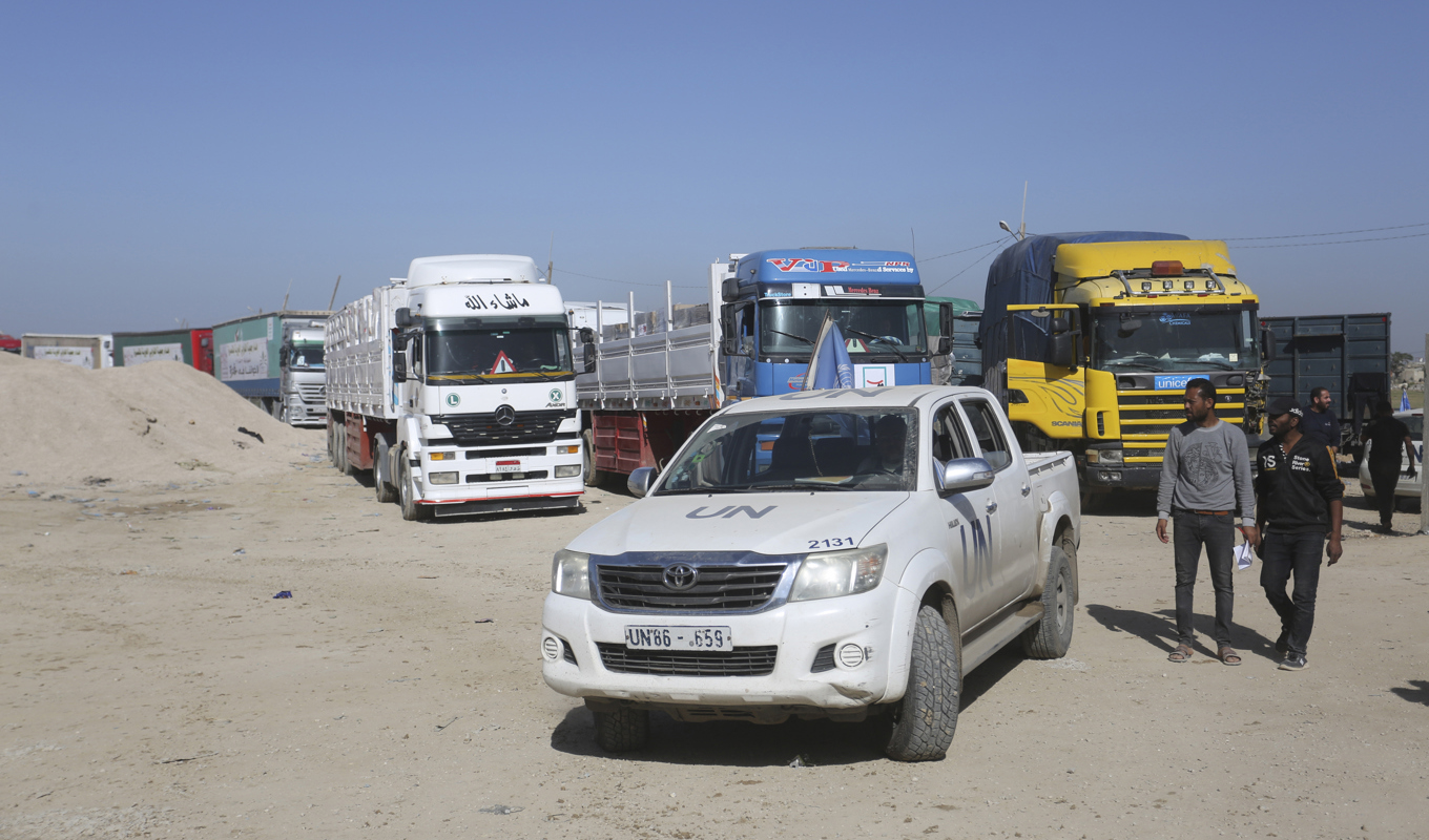 Lastbilar med humanitär hjälp åker över gränsen från Egypten till Gazaremsan. Bilden är tagen 24 november. Foto: Hatem Ali/AP/TT